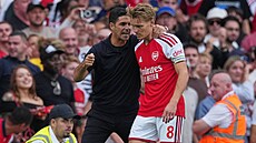 Trenér Arsenalu Arteta v diskuzi s kapitánem Odegaardem.