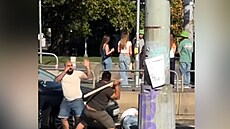 Hromadná bitka v centru Prahy. Létaly p�sti i násada od krumpá�e