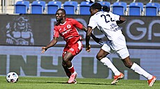 Pardubický úto�ník Abdullahi Tanko (vlevo) s mí�em p�ed Jocelinem Behiratchem...