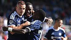 Olomou�tí fotbalisté se radují z gólu Václava Sejka.