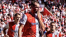 Fotbalisté Slavie se radují z gólu Tomá�e Chorého.