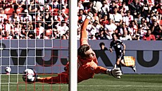 Branká� Adam Hrdina z brn�nské Zbrojovky inkasuje gól z penalty.