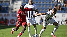 Pardubický Abdullahi Tanko s mí�em p�ed Martinem �viderským a Andrejem...