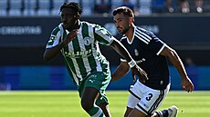 Peter Kareem z Bohemians (vlevo) s mí�em p�ed Louisem Lurvinkem z Olomouce