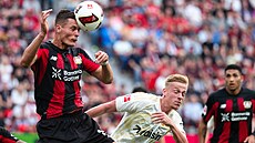 Úto�ník Patrik Schick z Leverkusenu hlavi�kuje v utkání proti Unionu Berlín.