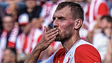 Úto�ník Tomá� Chorý ze Slavie se raduje z gólu.