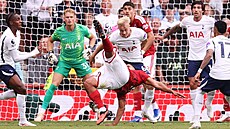 Obránce Murillo z Nottinghamu se p�ed bránou Antonína Kinského z Tottenhamu...