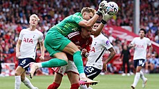 Branká� Antonín Kinský z Tottenhamu sbírá mí� v utkání proti Nottinghamu.