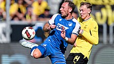 Hoffenheimský obránce Vladimír Coufal si zpracovává mí� v souboji s...