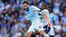Rayan Cherki z Manchesteru City s mí�em p�ed Frankem Onyekou z Coventry