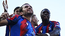 Fotbalisté Crystal Palace se radují z gólu, který vst�elil Ben Chilwell.