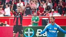 Úto�ník Patrik Schick z Leverkusenu slaví gól p�ed p�ekonaným Frederikem...