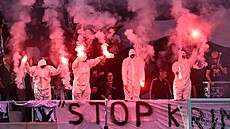 Fanou�ci Hradce Králové s pyrotechnikou b�hem utkání proti Spart�
