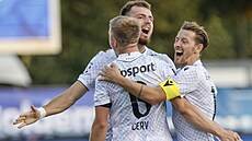 Plze�tí fotbalisté se radují z gólu Luká�e �erva.
