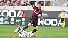 Královéhradecký Daniel Truba� se sna�í zastavit Jaroslava Zeleného ze Sparty.