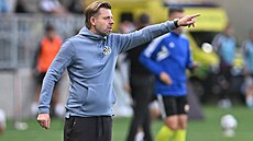 Královéhradecký trenér David Horej� b�hem utkání proti Spart�