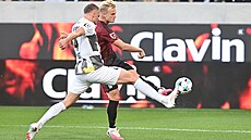 Spar�anský úto�ník Jonatan Brunes st�ílí p�es Tomá�e Petrá�ka z Hradce Králové.