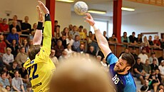 Frýdecko-místecký Ivan Bystrický se sna�í obst�elit blokujícího Petra �lachtu z...