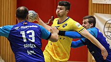 Kop�ivnický Jakub Flajsar se sna�í vymanit ze sev�ení frýdecko-místeckého...