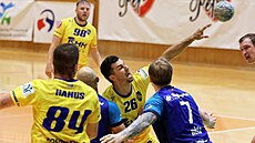 Kop�ivnický Radek Dole�el nahrává spoluhrá�i v utkání proti Frýdku-Místku.