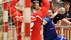 Frýdecko-místecký k�ídelník Darijo Maslovar st�ílí na kop�ivnického branká�e...