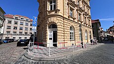 �lutý rohový d�m ukrývá poklad. �kolní jídelna je vid�t od Malostranské...