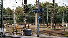 Uzav�ené hlavní nádra�í v n�meckém Augsburgu. Provoz vlak� zastavila no�ní...