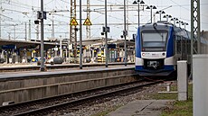 Uzav�ené hlavní nádra�í v n�meckém Augsburgu. Provoz vlak� zastavila no�ní...