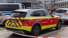 Policisté zasahují na uzav�eném hlavním nádra�í v n�meckém Augsburgu po no�ní...