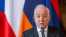 Petr Pavel a arménský prezident Vahagn Cha�aturjan b�hem �tvrte�ního setkání na...