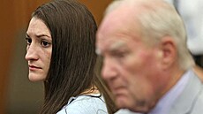 Lindsay Clancyová se svým advokátem Kevinem Reddingtonem sleduje porotce b�hem...