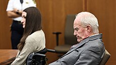 Lindsay Clancyová se svým advokátem Kevinem Reddingtonem sleduje porotce b�hem...