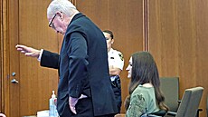 Lindsay Clancyová se svým advokátem Kevinem Reddingtonem sleduje porotce b�hem...