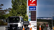 Vysoké ceny paliv, zejména nafty u �erpacích stanic poblí� centra Prahy. (7....