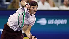 Jakub Men�ík podává ve t�etím kole US Open.