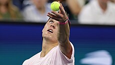 Jakub Men�ík podává ve t�etím kole US Open.