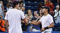 Jakub Men�ík (vlevo) gratuluje Learneru Tienovi k postupu do osmifinále US Open.