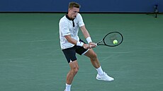 Ji�í Lehe�ka hraje bekhend ve t�etím kole US Open.