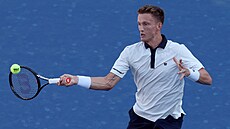 Ji�í Lehe�ka hraje forhend ve t�etím kole US Open.