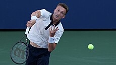 Ji�í Lehe�ka podává ve t�etím kole US Open.