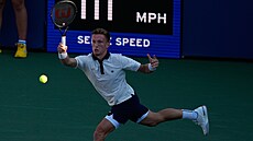 Ji�í Lehe�ka hraje forhend v osmifinále US Open.