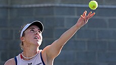 Linda Nosková podává ve t�etím kole US Open.