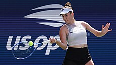 Linda Nosková hraje forhend v osmifinále US Open.