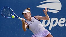 Linda Nosková hraje forhend ve t�etím kole US Open.