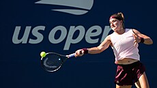 Karolína Muchová hraje forhend ve t�etím kole US Open.
