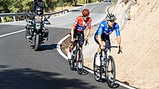 Raul Garcia Pierna vede svého lídra Enrica Mase do cíle 12. etapy Vuelty.