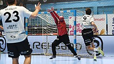 Lovosický branká� zasahuje proti st�ele Jonatana Ostrowského z Ji�ína.