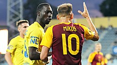 Jeden z ostrých souboj� si vysv�tlují opavský Sy Babacar a Rajmund Miku� z...