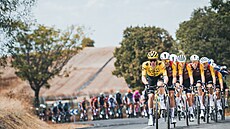 Steven Kruijswijk vede peloton v 17. etap� do Sevilly,