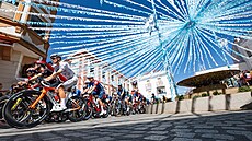 Peloton Vuelty projí�dí startovní Corteganou v 16. etap�.